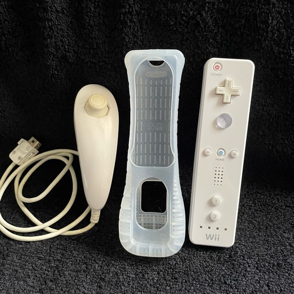 Nintendo White Wii Controller Set with MotionPlus used - Picture 1 of 9
